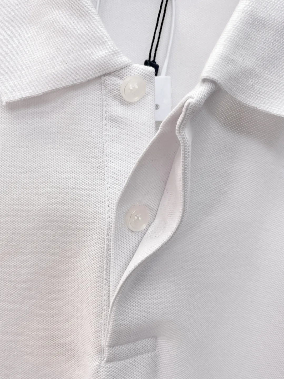 BURBERRY New Arrival Polo shirt, complete with three labels, original fabric, original customized accessories, official Same Style, using 210 grams of pure cotton pique fabric, customized same-tank dyed fabric, very comfortable and smooth to the touch, very wide and stylish, produced by a first-line brand on behalf of Factory, imported Behringer embroidery machine, embroidery is full and textured, imported Kangli direct-injection machine, printing is clear and textured, the collar rib is woven with imported yarn It will not lose shape after being worn for a long time. It is the most New Arrival style in spring and summer. It is fashionable and individual. It is super Versatile and looks good. It is very suitable for both men and women. It is a must-have for everyone. Size: S-XXL